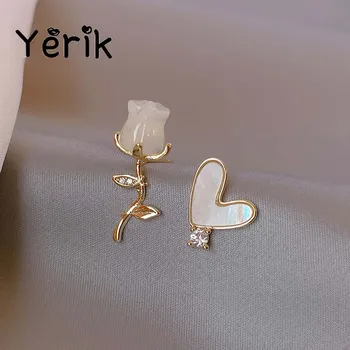 Yerik2023 새로운 디자인 백색 튤립 꽃 쉘 하트 모양의 비대칭 귀걸이자 패션 보석 럭셔리 액세서리