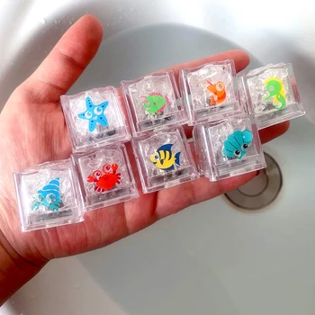 목욕 플라스틱 아이스 큐브는 장난감 아이들 목욕 빛나는 아이스 큐브 귀여운 동물 인쇄 화려한 LED 가벼운 장난감한 완벽한 아이는 세척 목욕 장난감