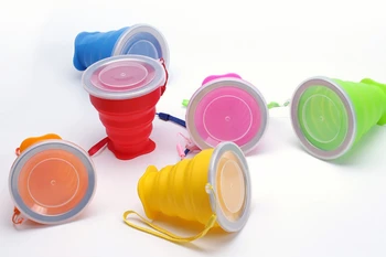 옥외 야영 휴대용 접이식 컵 실리콘 철회 가능한 물 컵 뚜껑을 가진 마시는 컵 음식 급료 물 컵 하이킹 여행